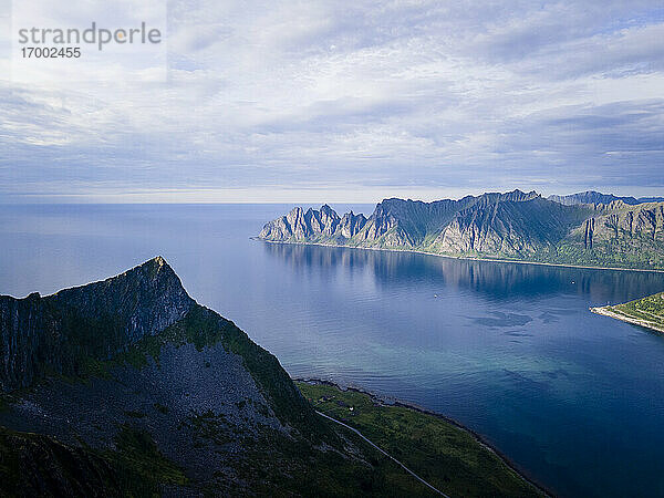 Schöne Gebirgslandschaft am Meer am Husfjellet  Senja  Norwegen