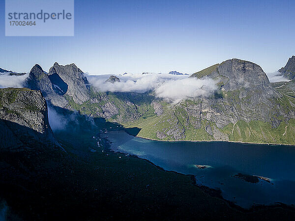 Blick auf die Berge am Meer bei Helvetestinden  Lofoten  Norwegen