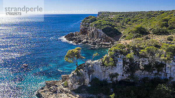 Spanien  Mallorca  Santanyi  Blick aus dem Hubschrauber auf steile Küstenklippen im Sommer