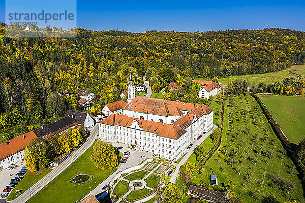Deutschland  Bayern  Schaftlarn  Blick aus dem Hubschrauber auf die Abtei Schaftlarn an einem sonnigen Herbsttag