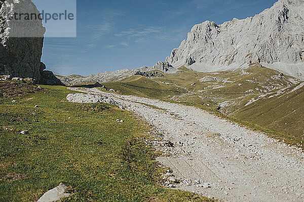 Leerer Versuch in Richtung Berg an einem sonnigen Tag  Picos de Europa National Park  Kantabrien  Spanien