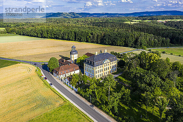 Deutschland  Bayern  Eggolsheim  Blick aus dem Hubschrauber auf Schloss Jagersburg im Sommer