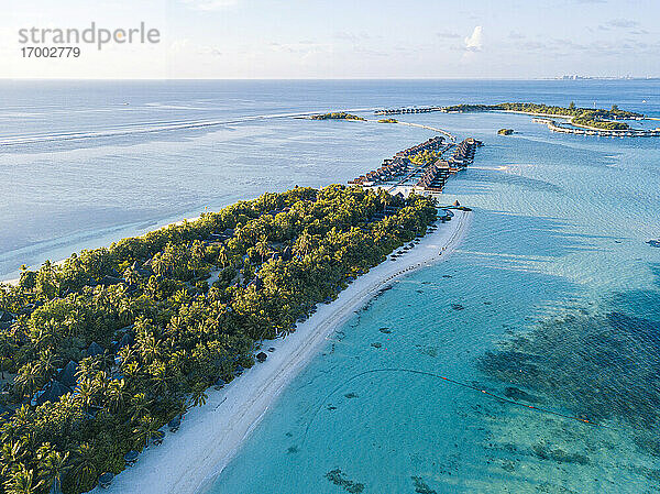 Malediven  Kaafu Atoll  Luftaufnahme des grünen Hains auf der Insel Huraa