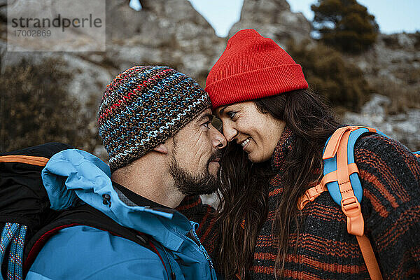 Romantisches Paar  das sich beim Wandern auf einem Berg ansieht