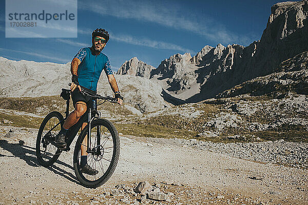 Mountainbiker mit Fahrrad beim Erkunden des Nationalparks Picos de Europa  Kantabrien  Spanien