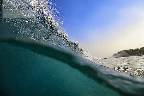 Blau plätschernde Welle des Arabischen Meeres