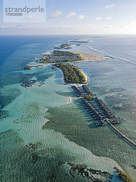 Malediven  Kaafu Atoll  Luftaufnahme der Bungalows einer Ferienanlage auf der Insel Huraa