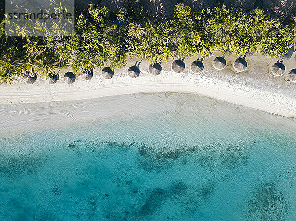 Malediven  Kaafu Atoll  Hudhuranfushi  Luftaufnahme einer Reihe von Hütten entlang des sandigen Küstenstrands der Insel Hudhuranfushi