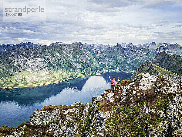 Männlicher Forscher mit Blick auf die Aussicht  während er auf dem Berg Husfjellet  Senja  Norwegen steht