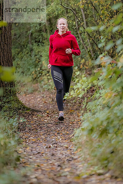 Determinante Sportlerin beim Joggen im Wald