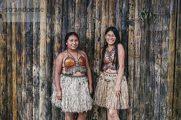 Lächelnde Guarani-Frauen an einer Bambuswand in Misahualli  Ecuador