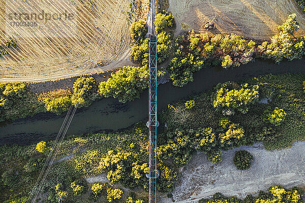 Brücke über Fluss in Landschaft  Luftaufnahme
