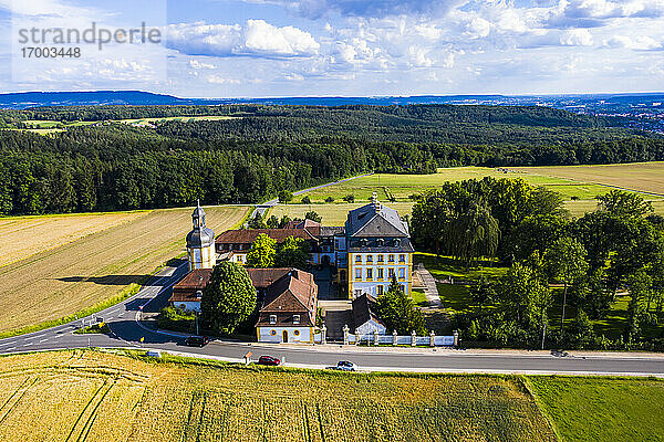 Deutschland  Bayern  Eggolsheim  Blick aus dem Hubschrauber auf Schloss Jagersburg im Sommer