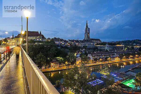 Schweiz  Kanton Bern  Bern  Kirchenfeldbrucke in der Abenddämmerung mit Berner Münster im Hintergrund