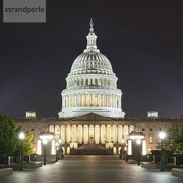 USA  Washington DC  Fassade des United States Capitol bei Nacht
