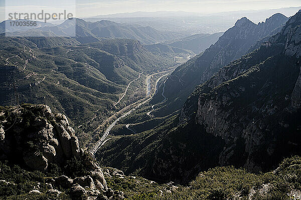 Uferstraße entlang eines Tals im Montserrat-Gebirge