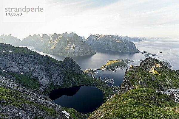 Schöne Berglandschaft bei Reinebringen  Lofoten  Norwegen