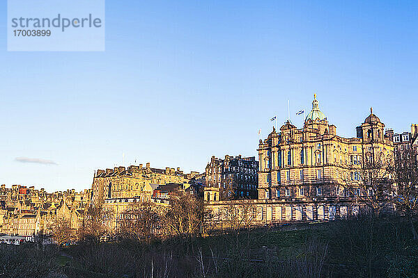 UK  Schottland  Edinburgh  Altstadtgebäude an einem sonnigen Tag