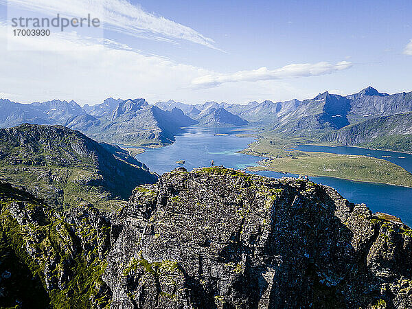 Wanderin auf felsigem Berg bei Volandstinden  Lofoten  Norwegen