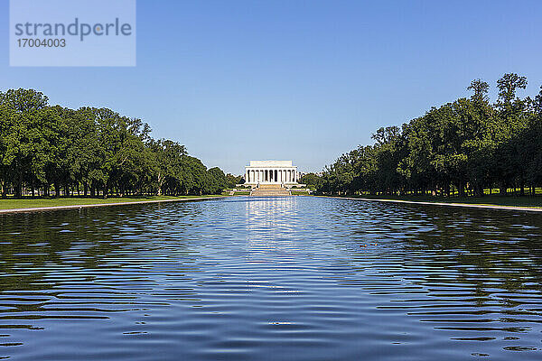 USA  Washington DC  Lincoln Memorial Reflecting Pool mit Lincoln Memorial im Hintergrund