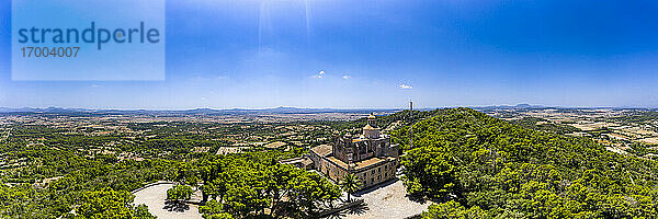 Spanien  Balearen  Petra  Blick aus dem Hubschrauber auf den klaren blauen Himmel über dem Heiligtum von Bonany im Sommer