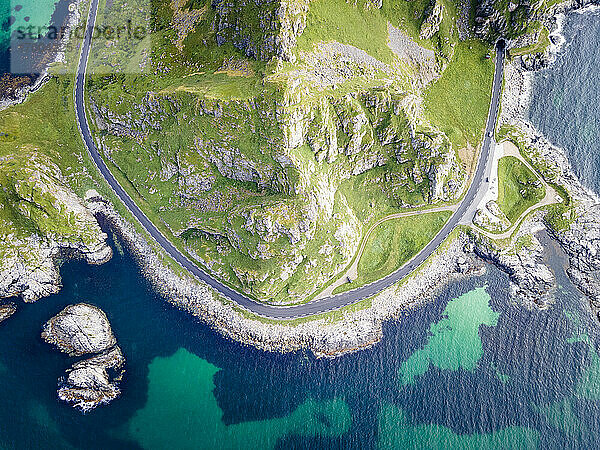 Straße am Berg auf einer Insel bei Andoya  Norwegen