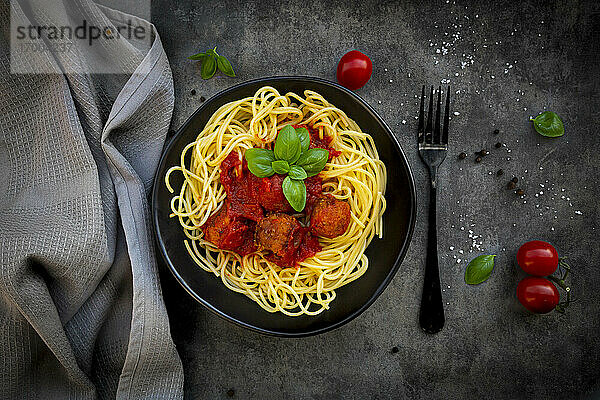 Schüssel Spaghetti mit vegetarischer Polpette und Basilikum