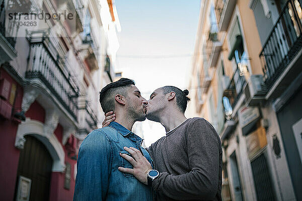Zärtliches schwules Paar küsst sich in der Stadt