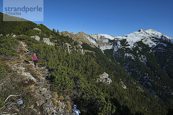 Seniorin beim Wandern im Karwendelgebirge