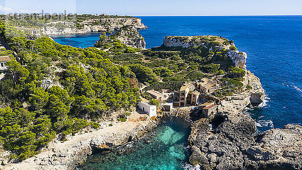Spanien  Mallorca  Santanyi  Blick aus dem Hubschrauber auf das Küstendorf im Sommer