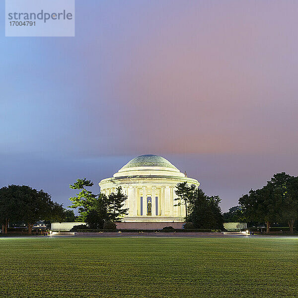 USA  Washington DC  Rasenfläche vor dem beleuchteten Jefferson Memorial in der Abenddämmerung