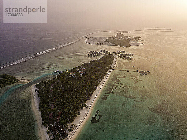 Luftaufnahme der Insel Huraa bei Sonnenuntergang  Malediven