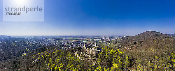 Deutschland  Hessen  Bensheim  Blick aus dem Hubschrauber auf Schloss Auerbach im Frühling mit Stadt im Hintergrund