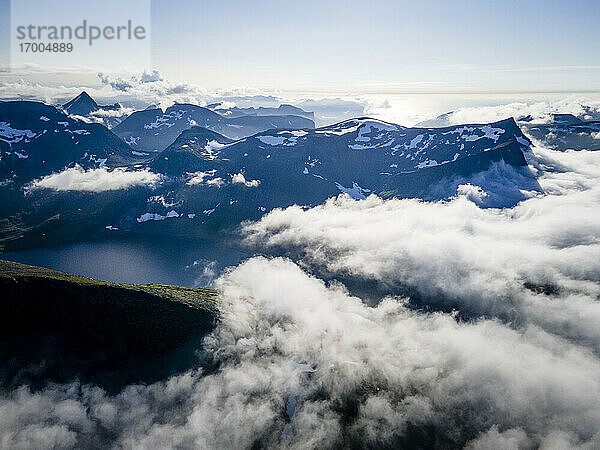 Wolkenlandschaft über einer Bergkette am Breidtinden  Senja  Norwegen