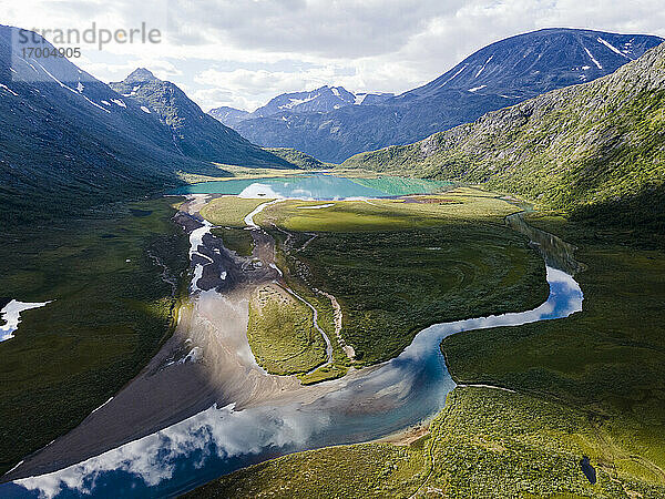 Gebirgskette mit Fluss bei Knutshoe  Norwegen