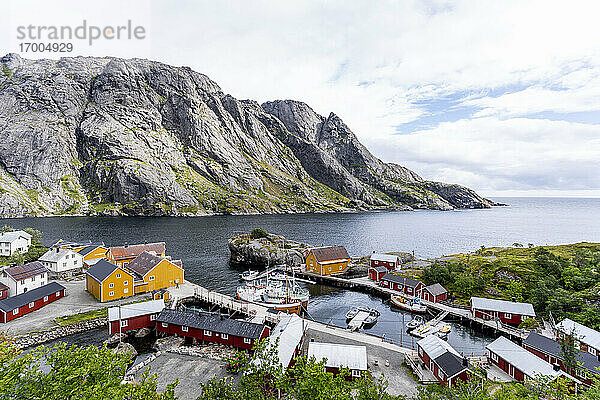 Das Dorf Nusfjord liegt am Meer auf den Lofoten  Norwegen