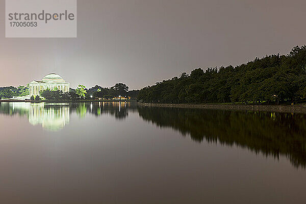 USA  Washington DC  Jefferson Memorial und umliegende Bäume spiegeln sich im Tidal Basin bei Nacht
