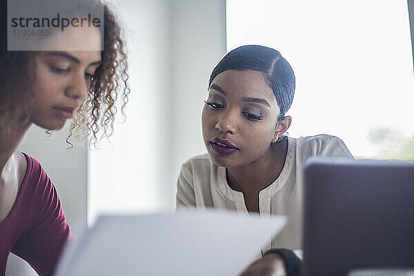 Geschäftsfrauen beim Brainstorming während einer Sitzung im Büro