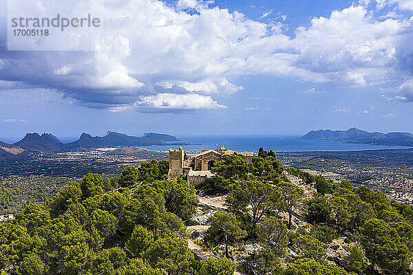 Spanien  Balearische Inseln  Mallorca  Pollena  Stadt und Santuario del Puig de Maria  Luftaufnahme