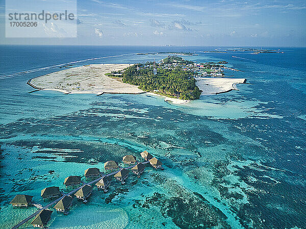 Malediven  Kaafu-Atoll  Luftaufnahme der tropischen Ferienanlage auf der Insel Huraa