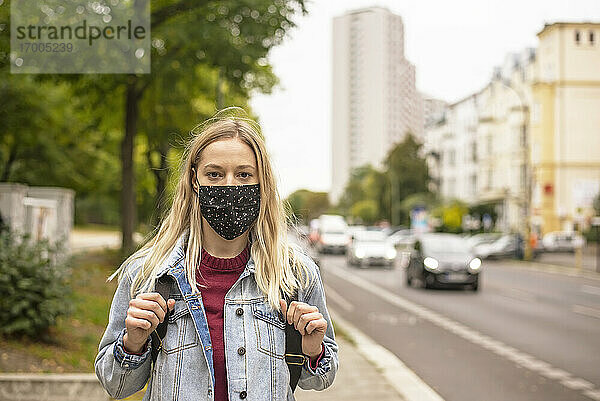 Frau mit Gesichtsschutzmaske in der Stadt während COVID-19
