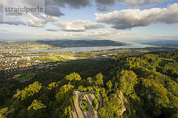 Schweiz  Kanton Zürich  Zürich  Grüner Park und Genfersee vom Uetliberg aus gesehen