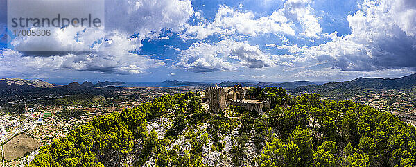Spanien  Balearische Inseln  Mallorca  Pollena  Stadt und Santuario del Puig de Maria  Luftaufnahme