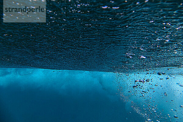 Unterwasseransicht der aufsteigenden Blasen