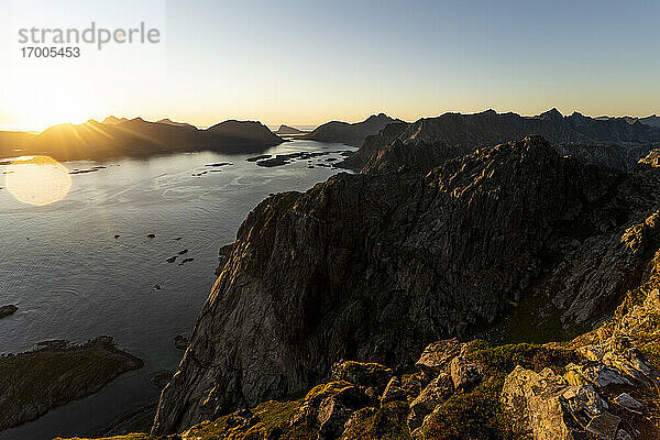 Schöner Sonnenuntergang über den Bergen am Festvagtinden  Lofoten  Norwegen