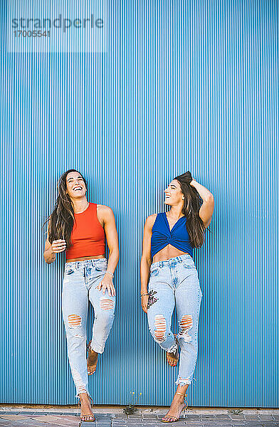 Zwillinge vor der blauen Wand