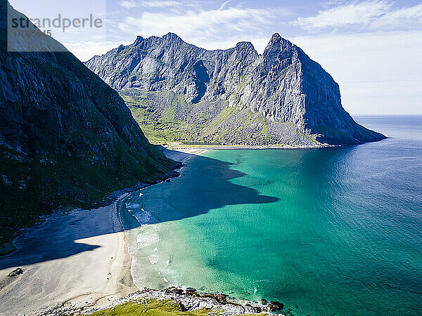 Blick auf den Strand von Kvalvika auf den Lofoten  Norwegen