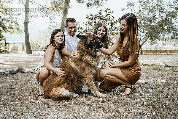 Lächelnde Familie mit Hund im Park