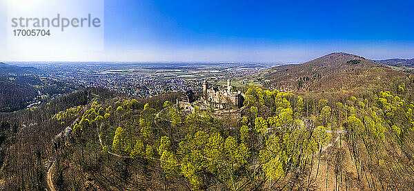 Deutschland  Hessen  Bensheim  Blick aus dem Hubschrauber auf Schloss Auerbach im Frühling mit Stadt im Hintergrund