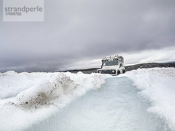 Geländewagen auf Schneelandschaft gegen bewölkten Himmel  Langjokull  Island